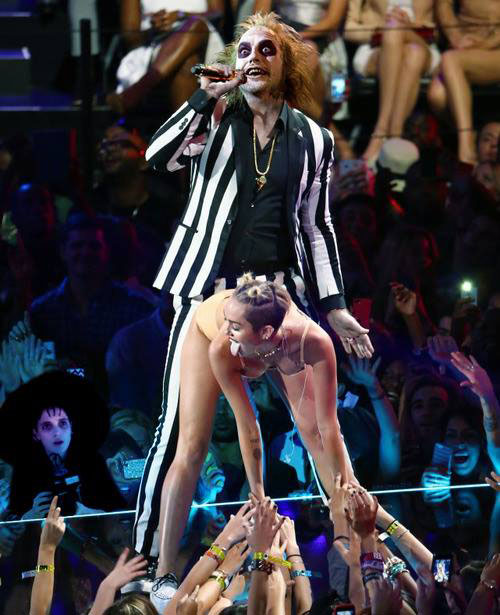 miley cyrus beetlejuice robin thicke vma